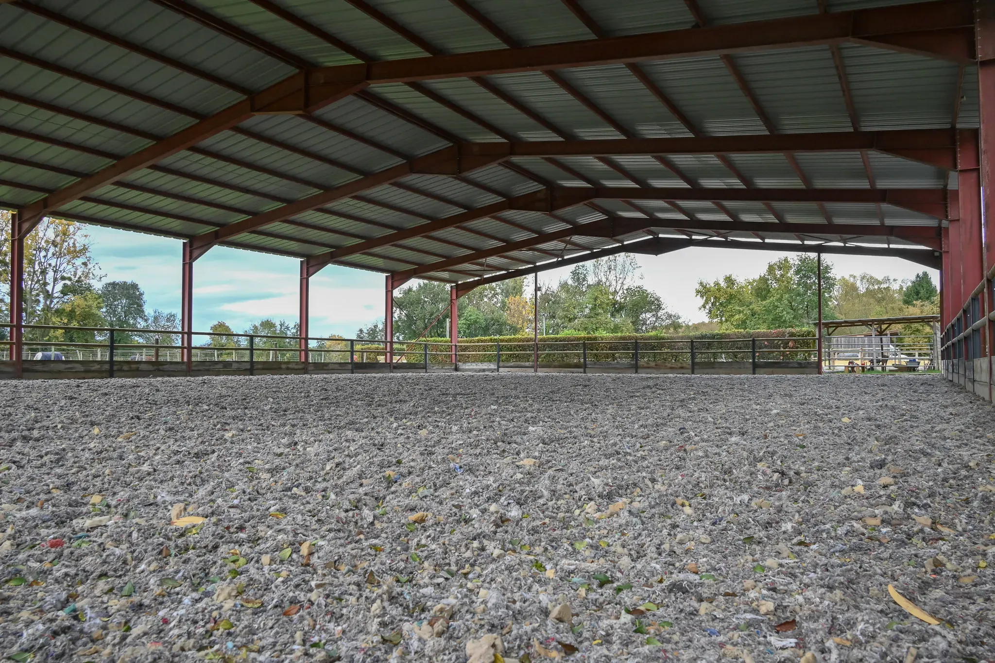Manège couvert fibré avec miroirs à l'Écurie de l'Arquebuse