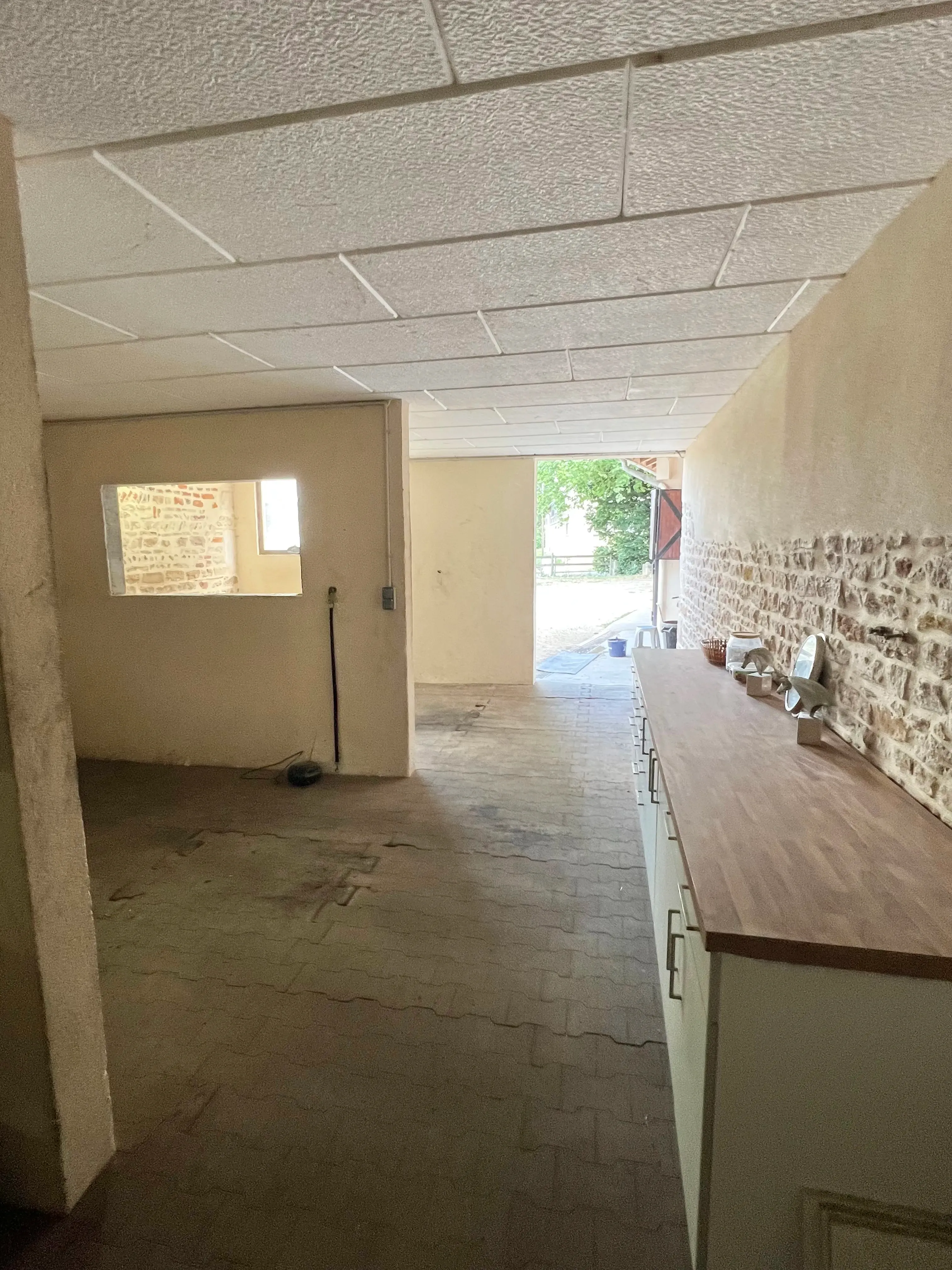 Salle de préparation pour les chevaux avec solarium et douche extérieure